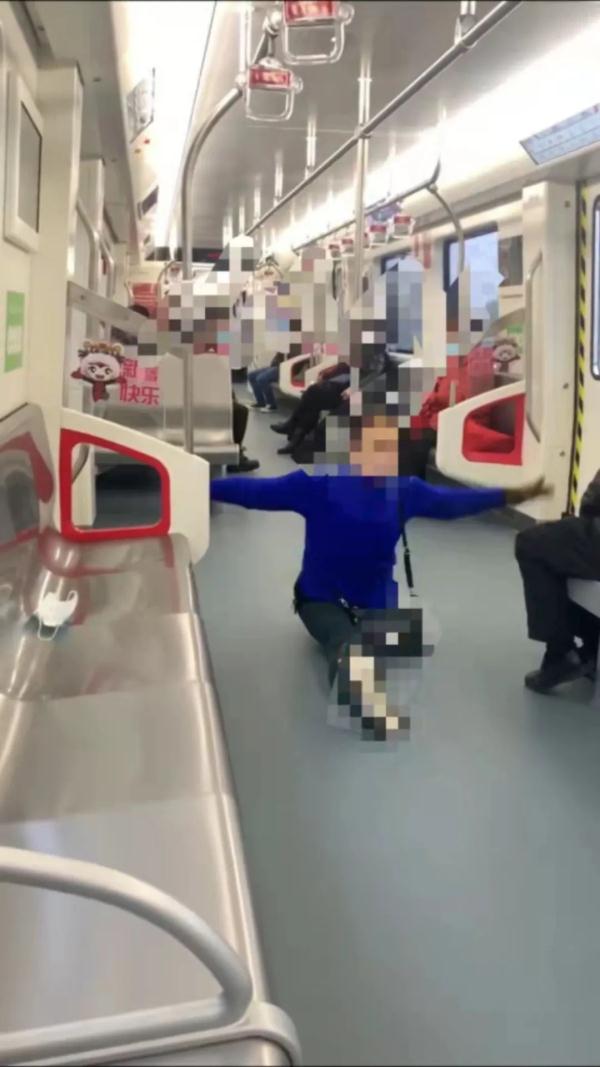 大妈坐轻轨玩劈叉…一个动作引争议