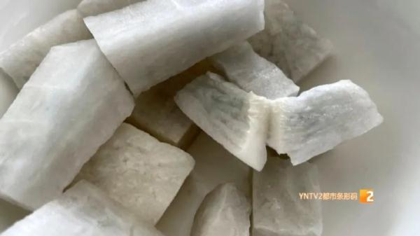 市民买到的白萝卜切开后竟然是蓝色的！还能吃吗？