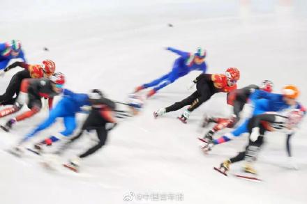 摔倒的孙龙连发6个对不起！武大靖说出了问题一起扛