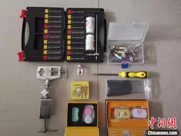 欲戴特制眼镜“透视”麻将出老千 四川五男子夜撬棋牌室偷换麻将被抓