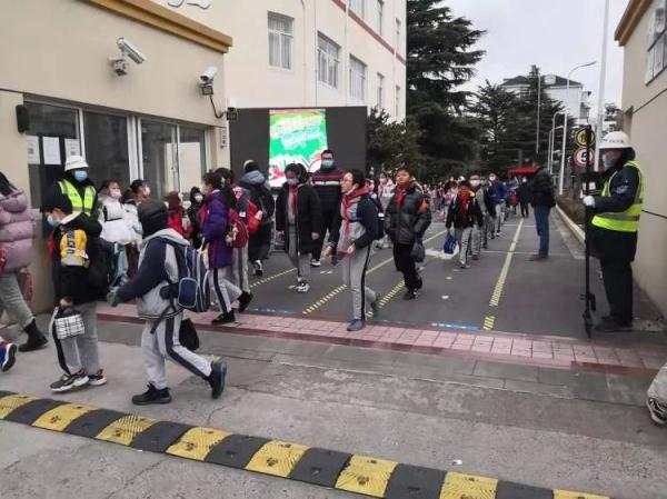 一天接4孩,“接送阿姨”月赚8000元! 一天接4孩,“接送阿姨”月赚8000元!