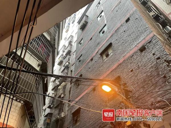 南宁一自建房传出巨响，七旬夫妇多处被烧伤