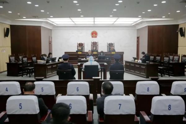 派出所副所长被挖掘机恶意拍击牺牲！7岁儿子偷偷写纸条，看完泪目…