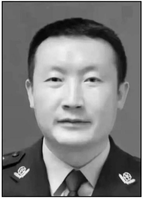派出所副所长被挖掘机恶意拍击牺牲！7岁儿子偷偷写纸条，看完泪目…