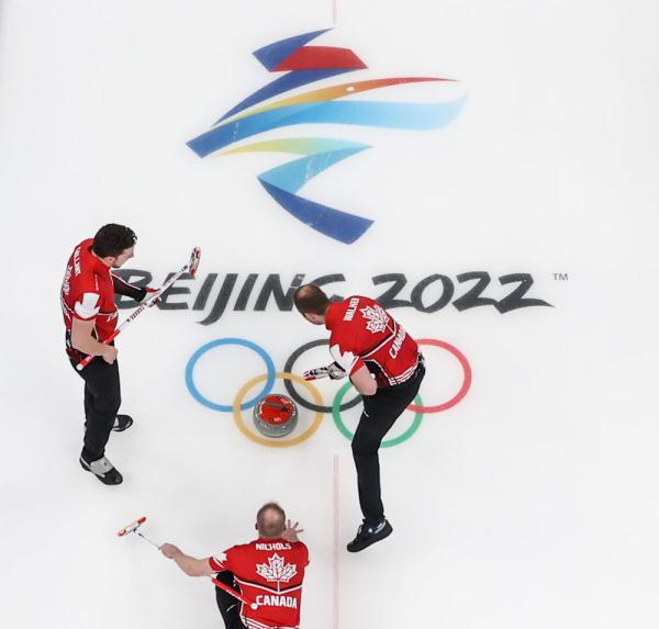北京冬奥会冰壶男子铜牌赛加拿大队胜美国队