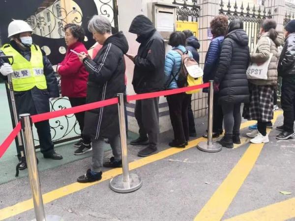 一天接4孩,“接送阿姨”月赚8000元! 一天接4孩,“接送阿姨”月赚8000元!