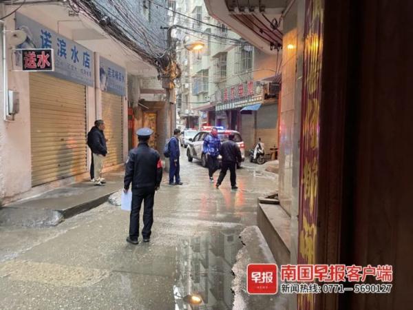 南宁一自建房传出巨响，七旬夫妇多处被烧伤