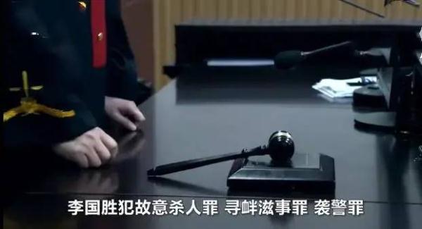 派出所副所长被挖掘机恶意拍击牺牲！7岁儿子偷偷写纸条，看完泪目…