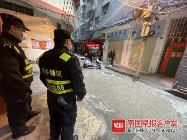 南宁一自建房传出巨响，七旬夫妇多处被烧伤