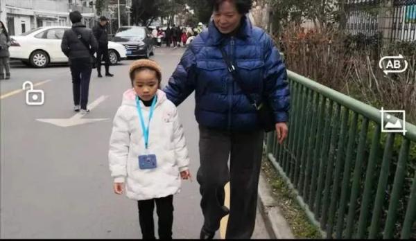 一天接4孩,“接送阿姨”月赚8000元! 一天接4孩,“接送阿姨”月赚8000元!