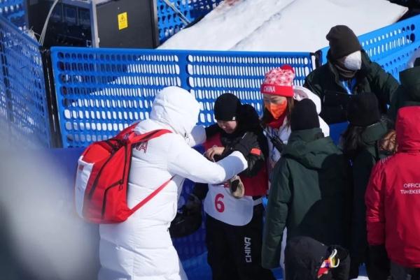 张可欣这一摔，好心疼......