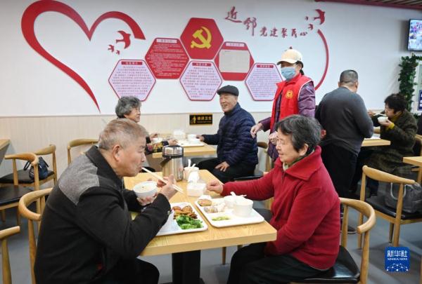 2月18日,福州市鼓楼区洪山镇锦江社区老人在锦江久号长者食堂吃午餐.