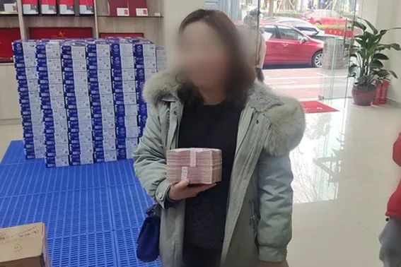“我在马路边，捡到一捆钱”，仔细一看，竟然有…