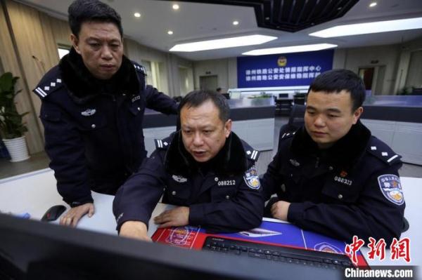 铁路安全守护者：眼观六路耳听八方保平安