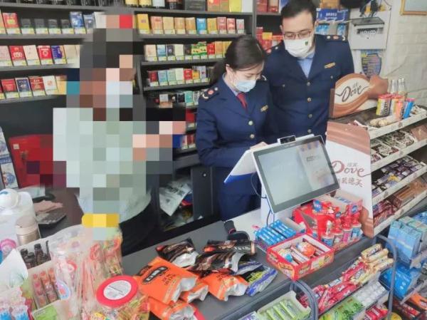 厦门一校门口外竟卖这种“违禁品”！已立案调查！