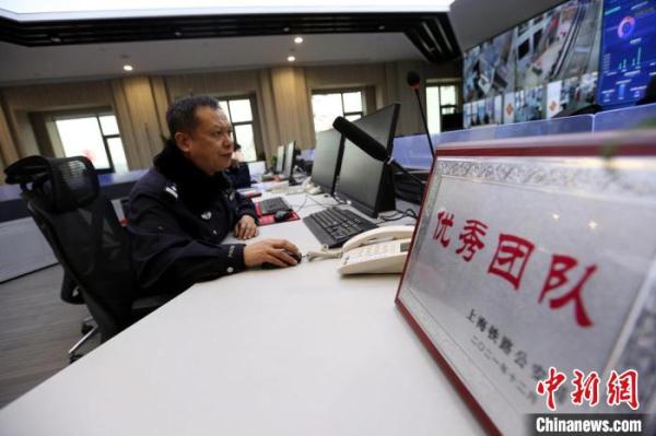 铁路安全守护者：眼观六路耳听八方保平安