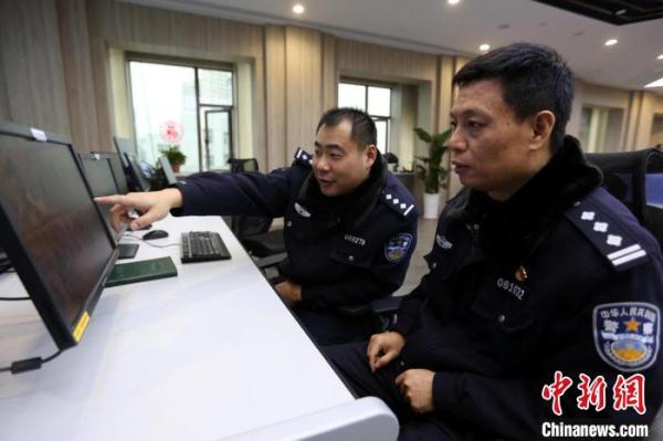 铁路安全守护者：眼观六路耳听八方保平安