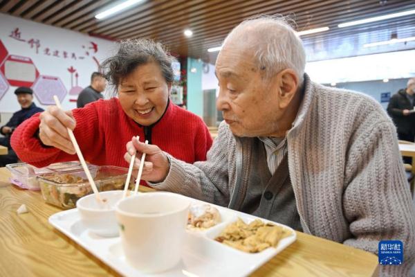 2月18日,福州市鼓楼区洪山镇锦江社区老人在锦江久号长者食堂吃午餐.