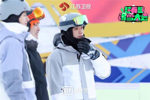 《超有趣滑雪大会》比拼升级!吴奇隆雪场展示高难一字马 《超有趣滑雪大会》比拼升级!吴奇隆雪场展示高难一字马