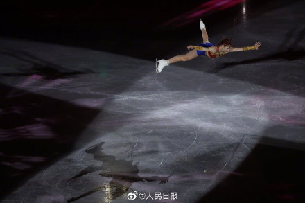 特鲁索娃再现经典蟹步