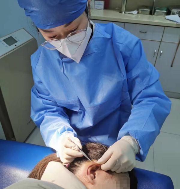 杭州姑娘花10块钱打耳洞,代价惨痛!医生提醒... 杭州姑娘花10块钱打耳洞,代价惨痛!医生提醒...