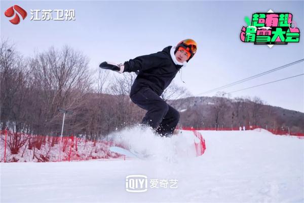 《超有趣滑雪大会》比拼升级!吴奇隆雪场展示高难一字马 《超有趣滑雪大会》比拼升级!吴奇隆雪场展示高难一字马