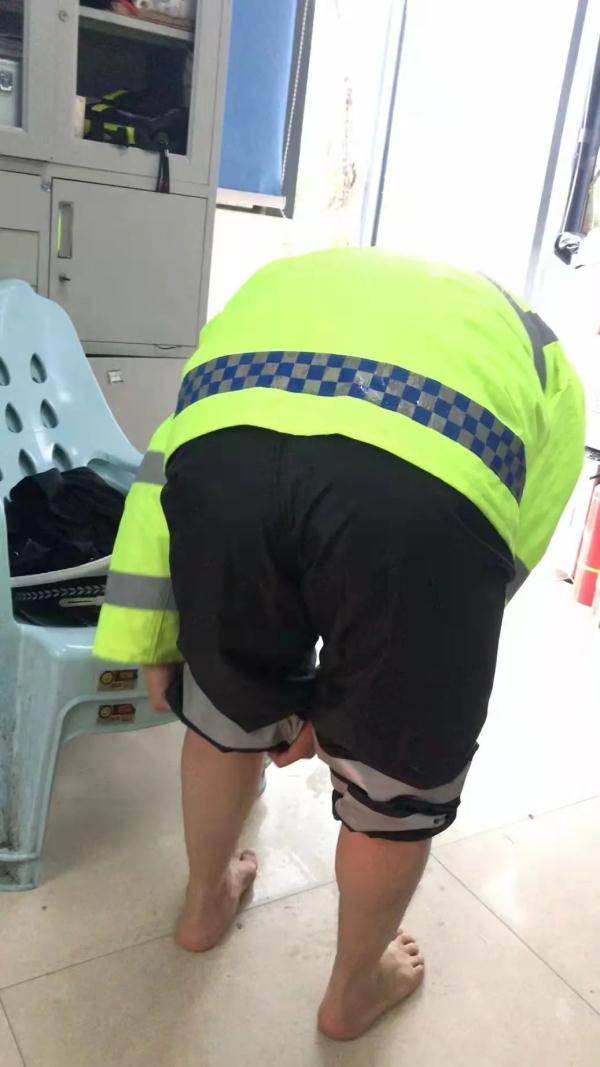南宁交警赤脚战寒雨又暖又帅