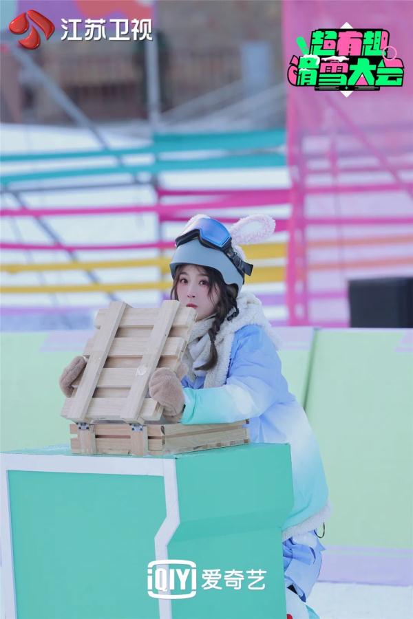 《超有趣滑雪大会》比拼升级!吴奇隆雪场展示高难一字马 《超有趣滑雪大会》比拼升级!吴奇隆雪场展示高难一字马