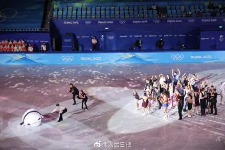 冰墩墩和羽生结弦、神奇女侠、灯神等人冰上共舞~呀，墩子还被推倒了！