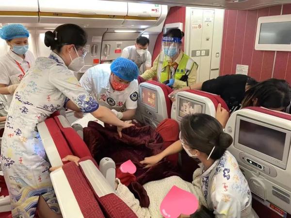 毛毯搭出“临时产房”！孕妇万米高空突然分娩…