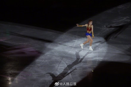 特鲁索娃再现经典蟹步