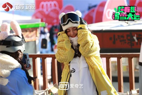 《超有趣滑雪大会》比拼升级!吴奇隆雪场展示高难一字马 《超有趣滑雪大会》比拼升级!吴奇隆雪场展示高难一字马