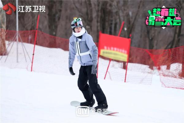 《超有趣滑雪大会》比拼升级!吴奇隆雪场展示高难一字马 《超有趣滑雪大会》比拼升级!吴奇隆雪场展示高难一字马