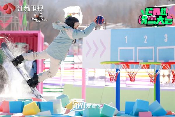 《超有趣滑雪大会》比拼升级!吴奇隆雪场展示高难一字马 《超有趣滑雪大会》比拼升级!吴奇隆雪场展示高难一字马