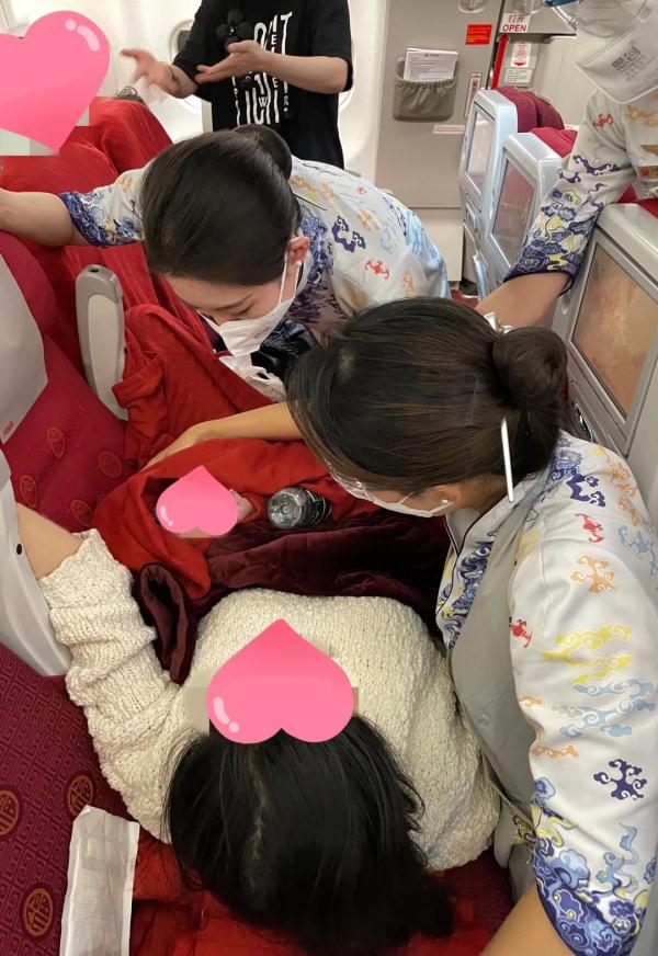 毛毯搭出“临时产房”！孕妇万米高空突然分娩…