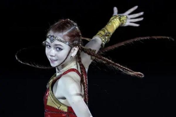 冰墩墩和羽生结弦、神奇女侠、灯神等人冰上共舞~呀，墩子还被推倒了！