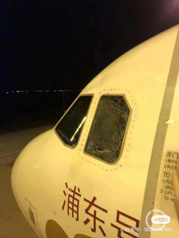 突发！上海飞成都客机“风挡现大面积蛛网裂纹”，万米高空紧急下降，7分钟降了4300米