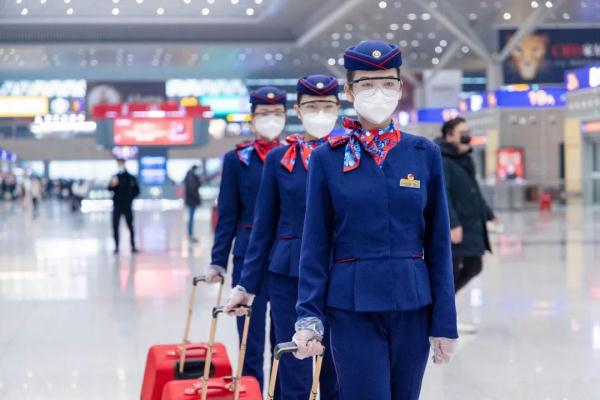 新入职的“00后”高铁乘务员坦言……