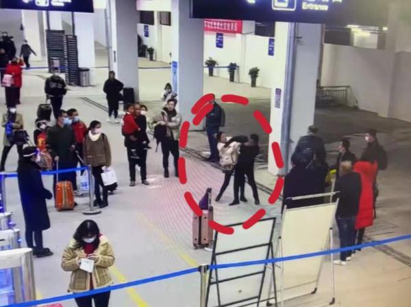 情人节情侣打架，女子还叫来俩孩子“救场”，警方：双双拘留