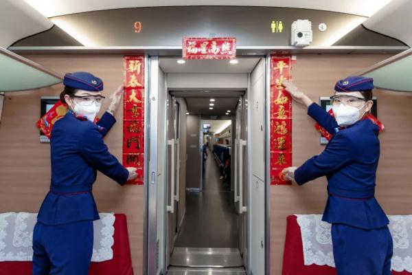 新入职的“00后”高铁乘务员坦言……