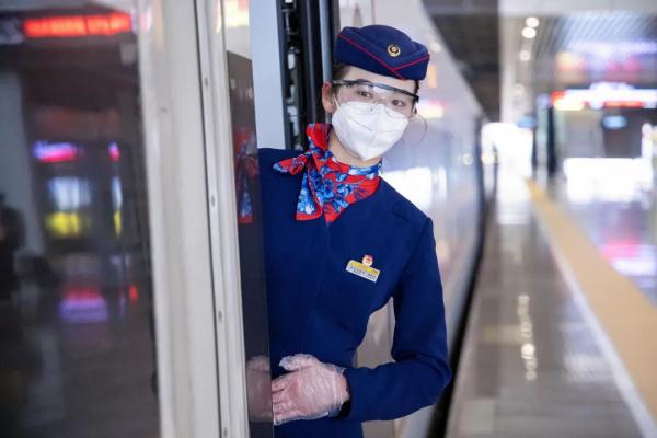新入职的“00后”高铁乘务员坦言……
