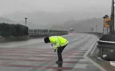 2℃！昆明又下雪了！寒潮预警升级…多条高速路段临时交通管制