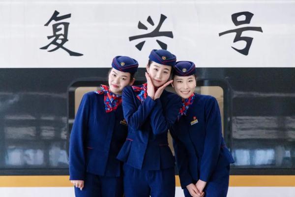 新入职的“00后”高铁乘务员坦言……