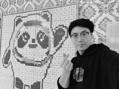 用一面墙的魔方拼出“冰墩墩”