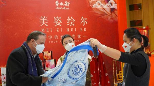 北京秀水街:中国特色产品受冬奥会外宾欢迎 北京秀水街:中国特色产品受冬奥会外宾欢迎