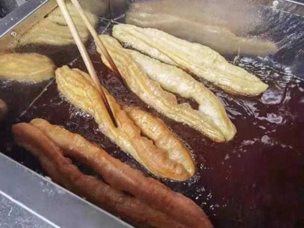 上海4位退休老人创业 炸出橙子味油条