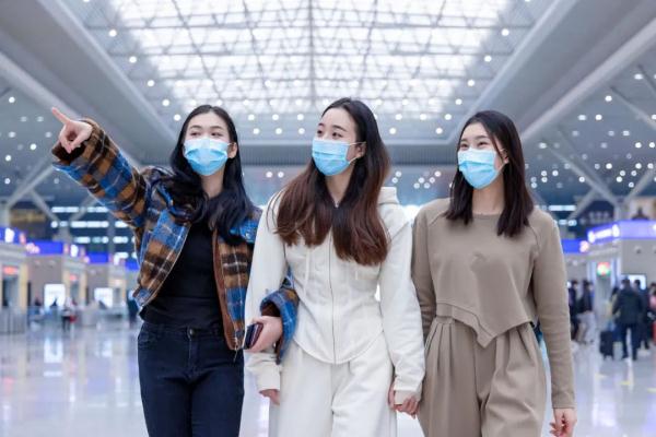 新入职的“00后”高铁乘务员坦言……