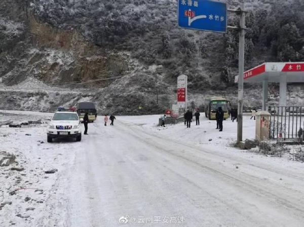 2℃！昆明又下雪了！寒潮预警升级…多条高速路段临时交通管制