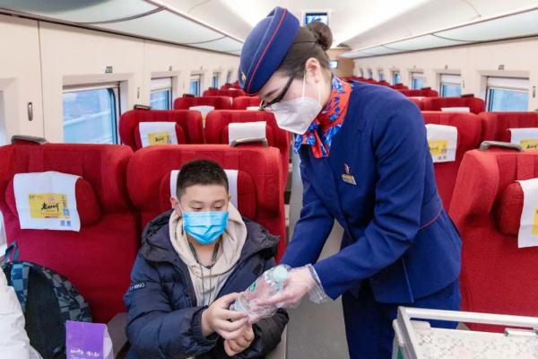 新入职的“00后”高铁乘务员坦言……