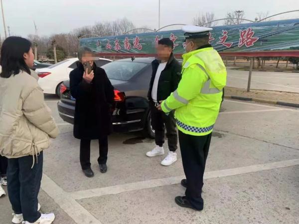 粗心儿子把母亲落在高速服务区 周口交警和热心路人助母子团聚 粗心儿子把母亲落在高速服务区 周口交警和热心路人助母子团聚